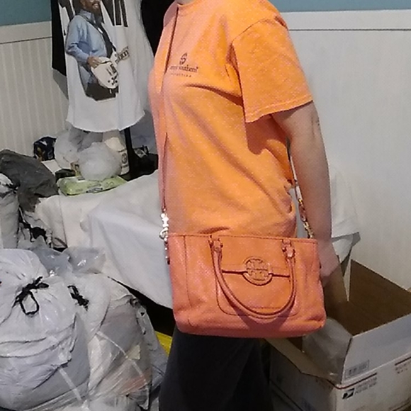 Additional Pictures Of Tory Burch Bag - Picture 2 of 2